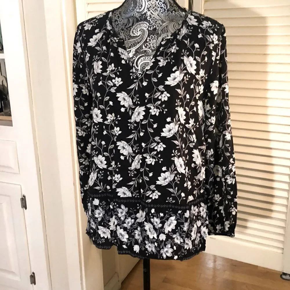 NWT Boho vibes Black & White Floral Chiffon V Neck Blouse. Small.